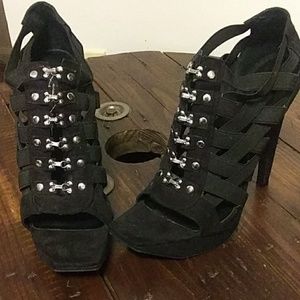 Black woven heels with clasps